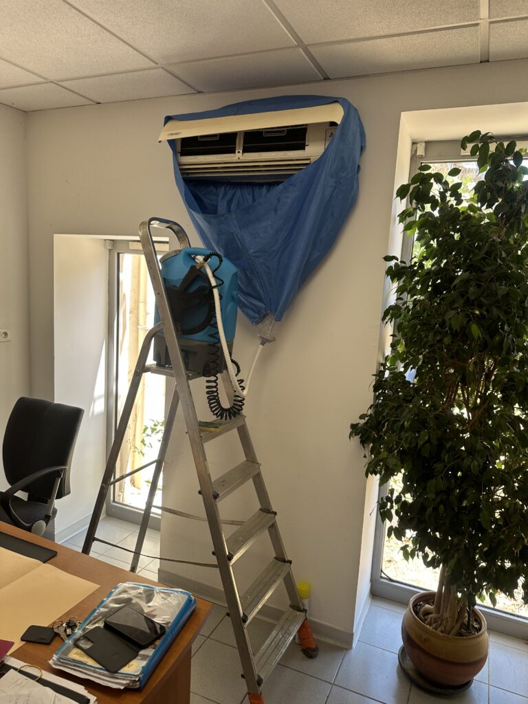 Entretien et nettoyage d'une unité intérieure de climatisation par Klimpec à Sommières dans le Gard.