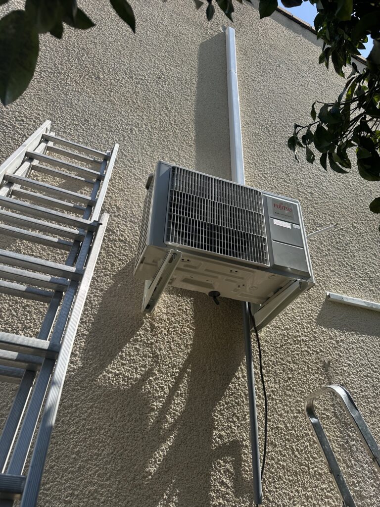 Unité extérieure de climatisation Fujitsu installée en façade par Klimpec à Sommières dans le Gard.