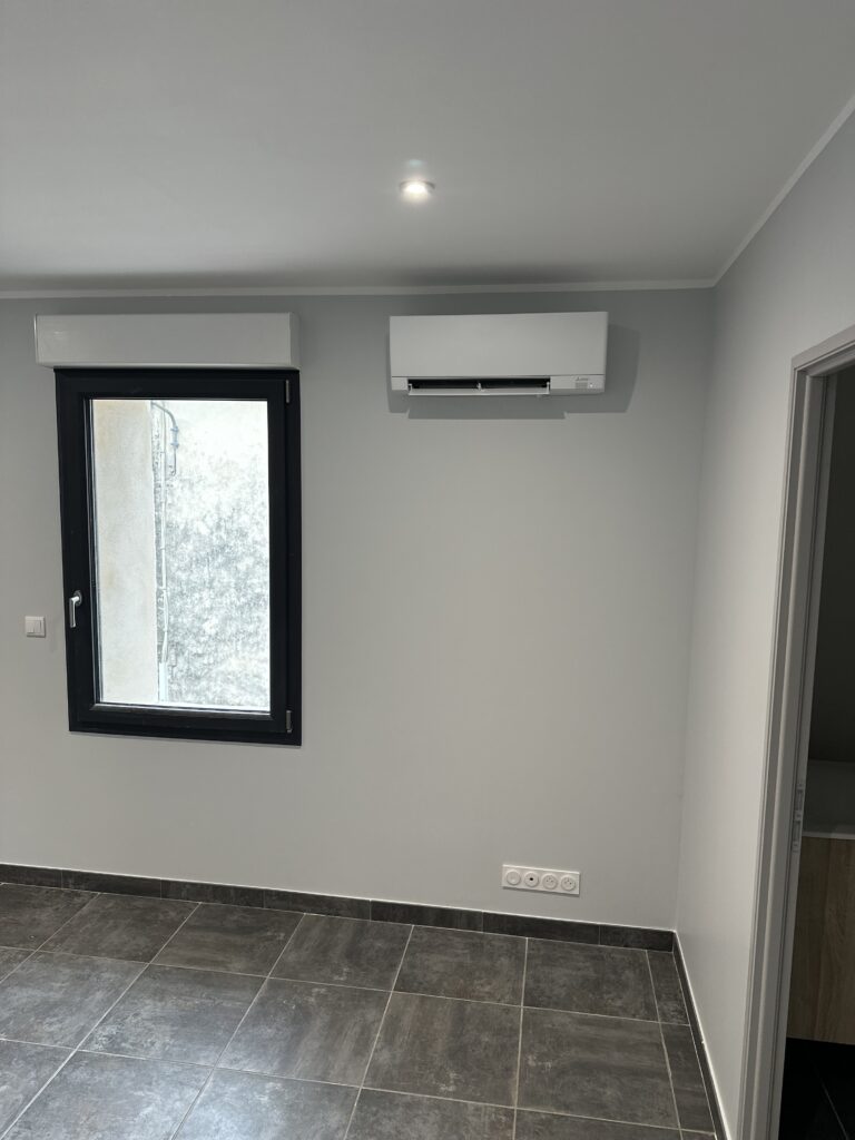 Unité intérieure de climatisation réversible Mitsubishi installée par Klimpec à Sommières dans le Gard