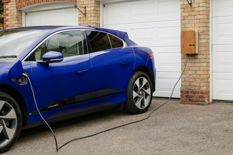 Borne de recharge wallbox installée par l'électricien Klimpec à Sommières pour véhicule électrique.