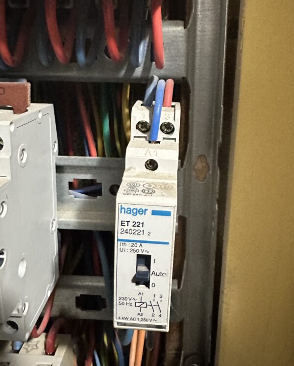 Contacteur Hager dans un tableau électrique lors d'une intervention de dépannage par Klimpec, électricien à Sommières.