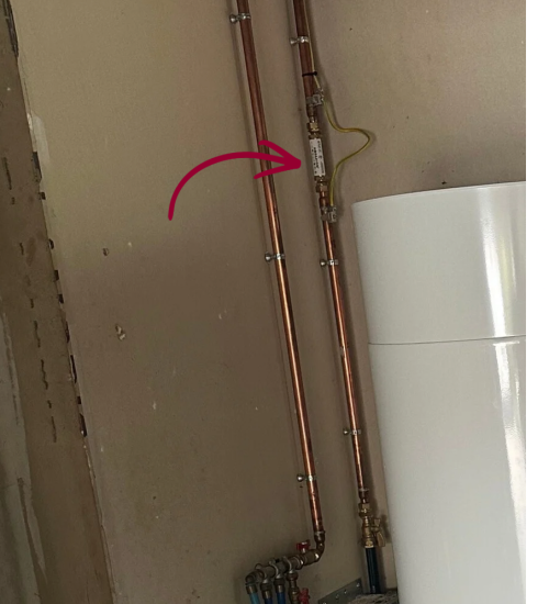 Anti-calcaire électronique installé sur canalisation en cuivre par le plombier Klimpec à Sommières.